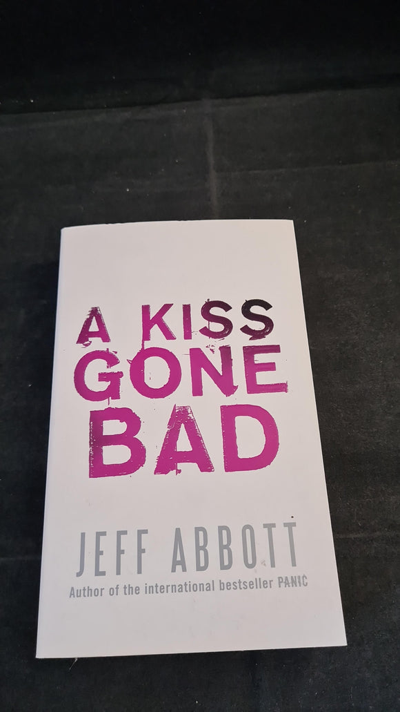 Jeff Abbott - A Kiss Gone Bad, Sphere Books, 2007, Paperbacks