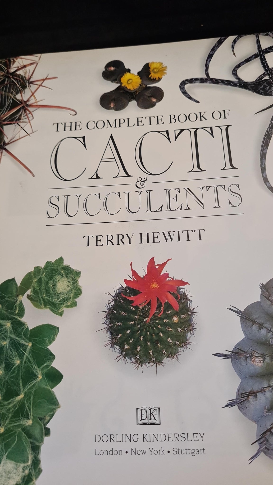 the complete book of cacti & succulents Terry Hewitt