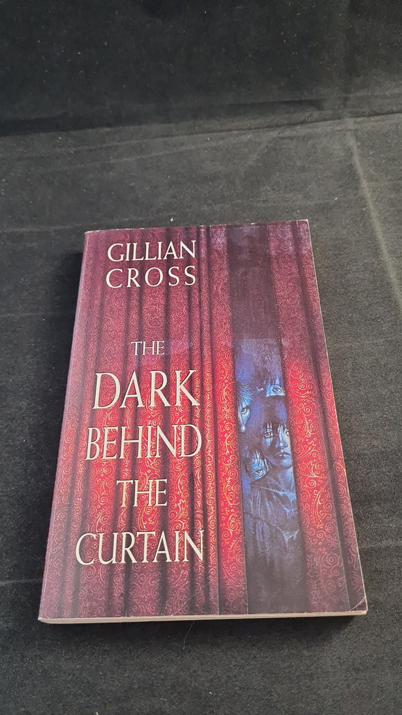 Gillian Cross - The Dark Behind The Curtain, Scholastic, 1993, Paperbacks